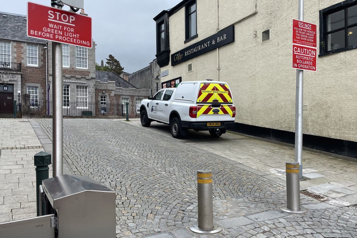 WEB NO F23 Fort William High Street barriers 26 IF
