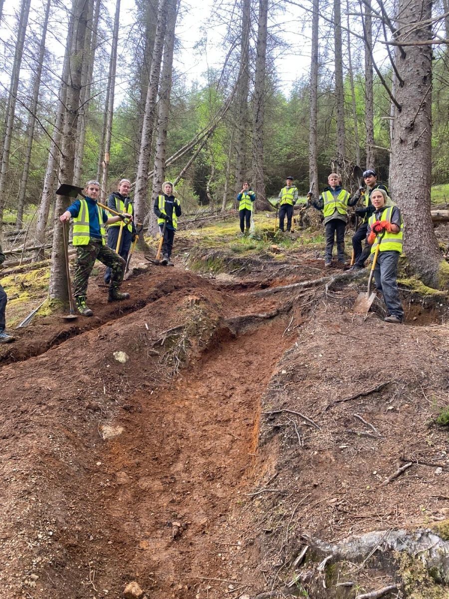 WEB NO F23 Mountain Bike Initiative 26 Kinlochleven High School trail building Credit Lochaber TrailsAssociation WEB NO F23 Mountain Bike Initiative 26 Kinlochleven High School trail building Credit Lochaber TrailsAssociation