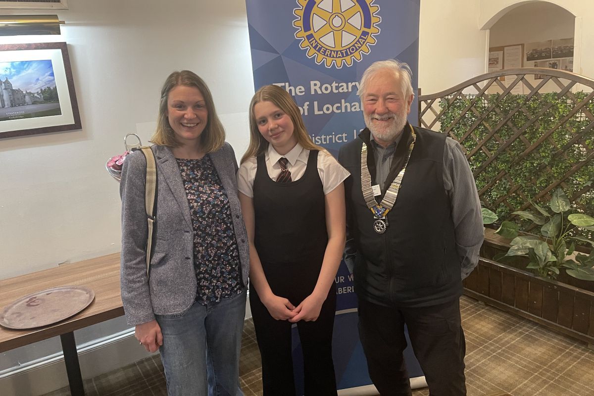 WEB NO F23 Rotary Young Musician Quinn Quinn Strachan centre mum Annabel David Mee