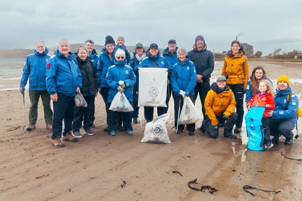 Ship guests clean up Islay beach