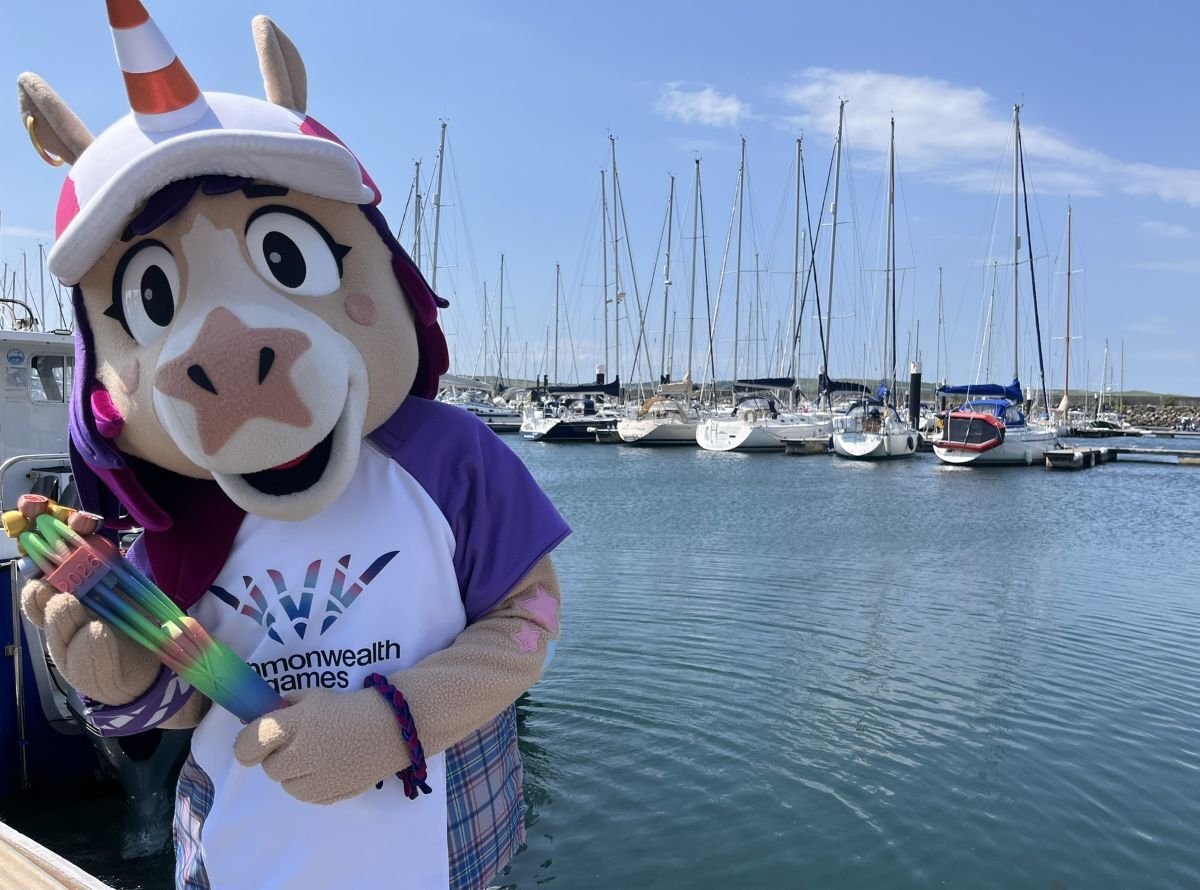 NO B23 Commonwealth Baton on tour in Arran 03 Finnie Commonwealth Mascot web