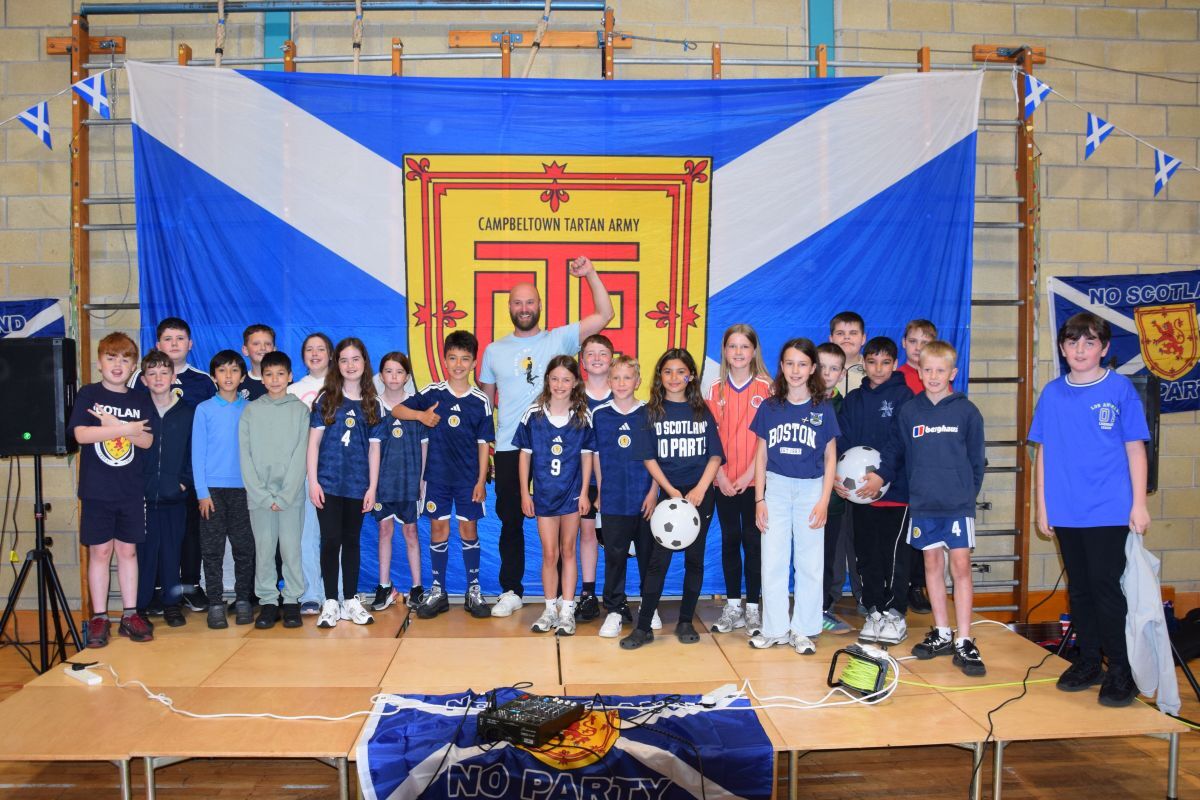 Nick Morgan with P6 pupils at Dalintober Primary School.