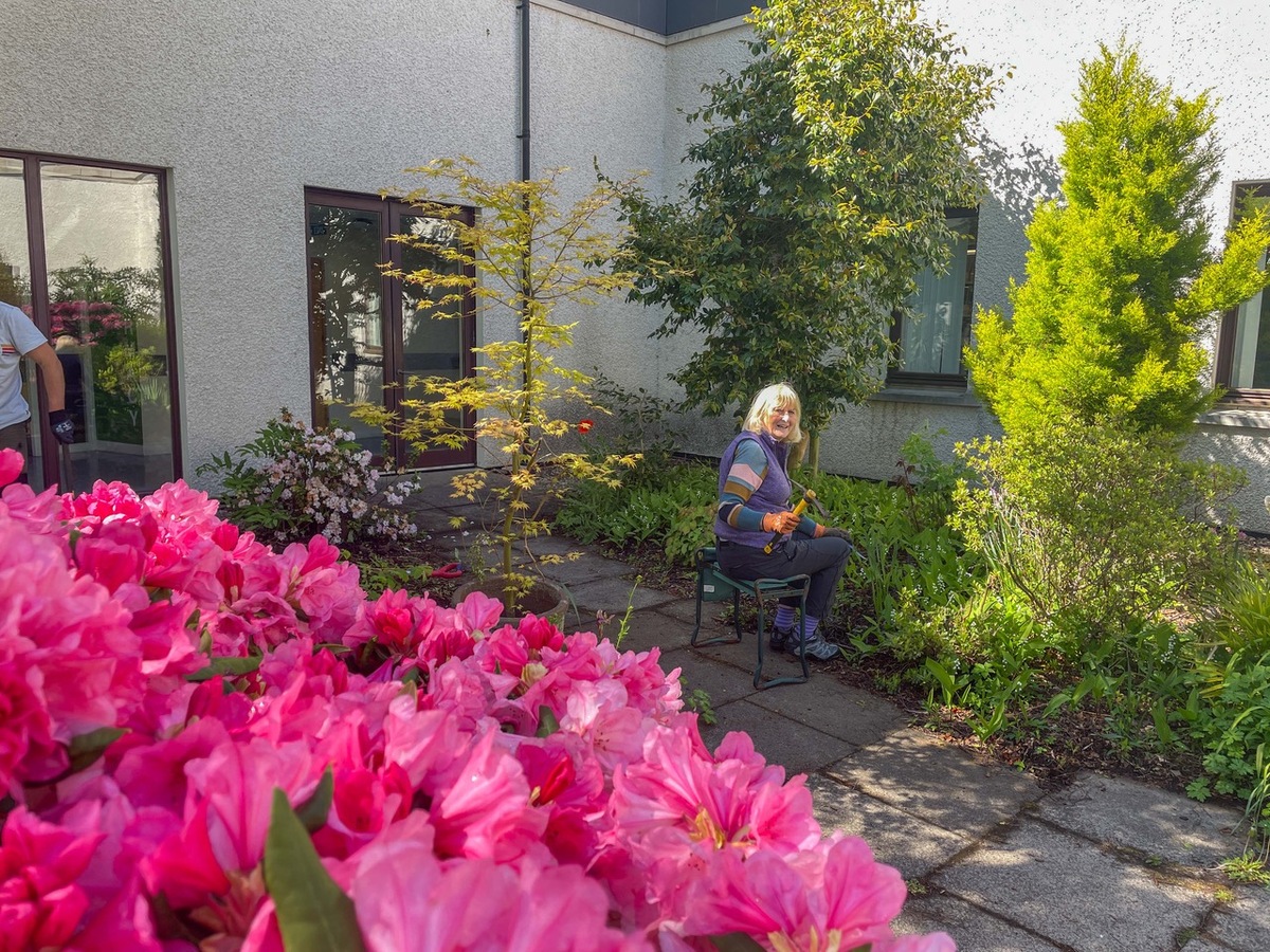 Oban hospital praises volunteers for garden spruce up