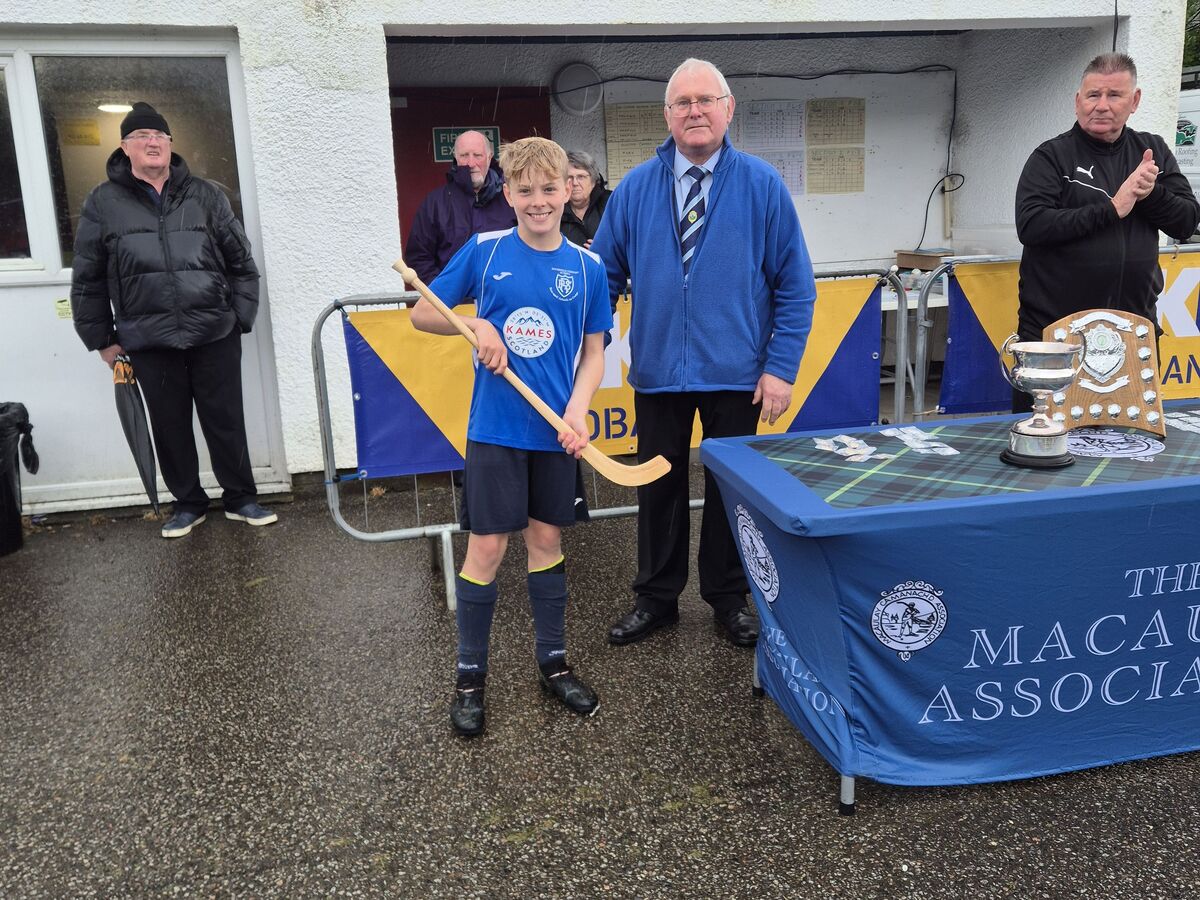 cropno t25 macaulay sixes2026 Winner of the best boy of the tournament Arthur Handly receives a commeretive Shinty stick presented by Ken Groom