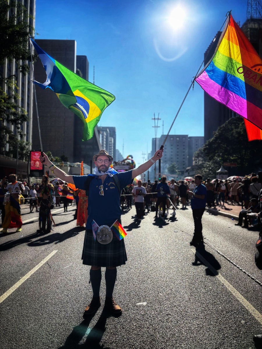 no t26 credit rodolfo rizzo Kevin waves his flags in the parade 