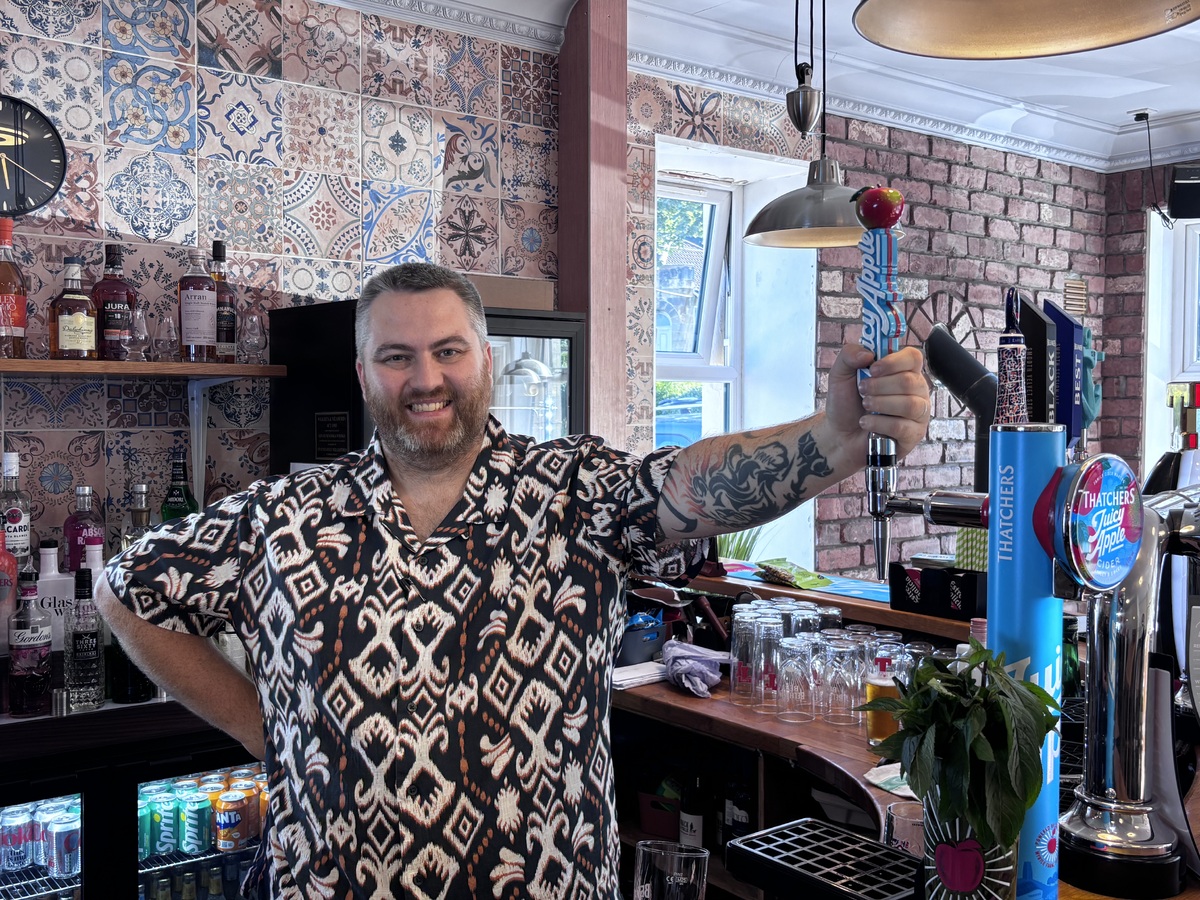 Salt and Thistle offers relaxed and informal dining and a well stocked bar right on the Whiting Bay seafront.