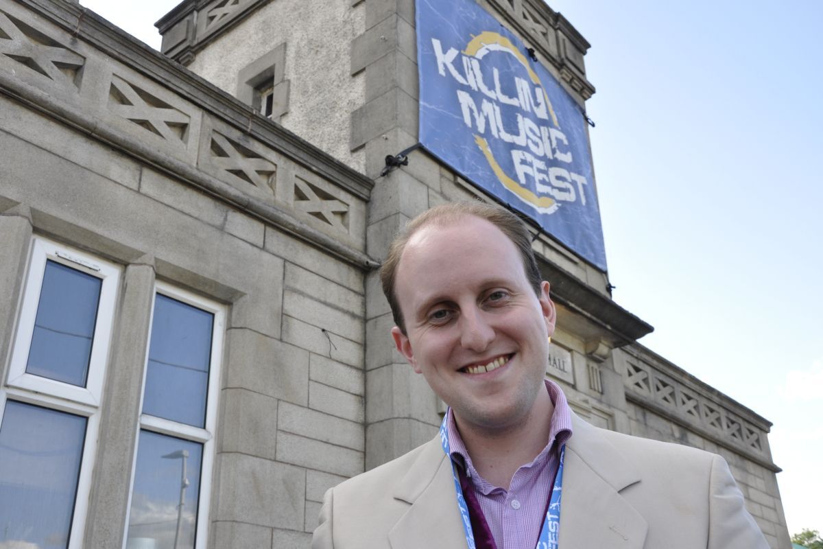 Ruairidh Gray got the Killin Music fest crowd singing and in party mood.