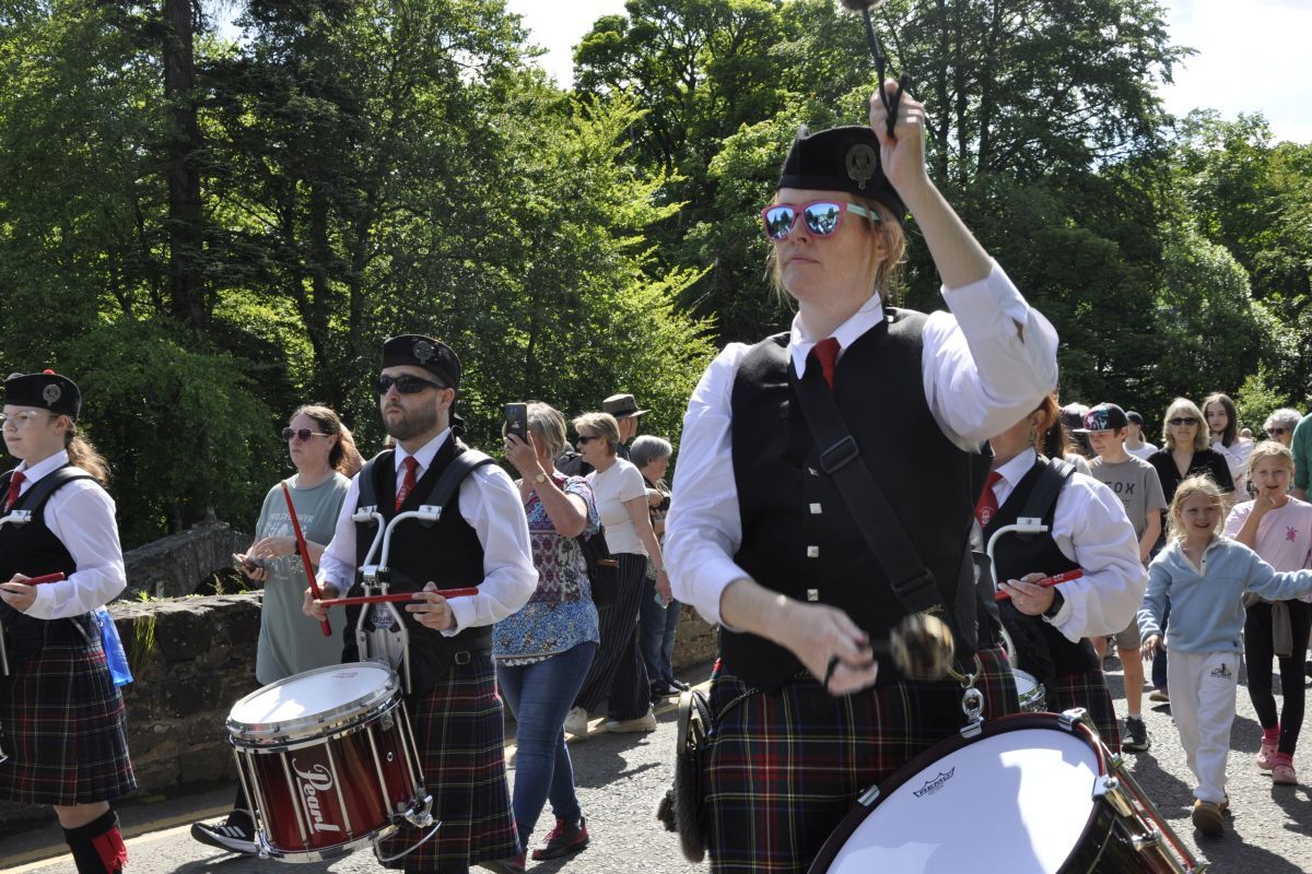 Follow the band, the crowd marches through Killin with Doune Pipe Band taking the lead.