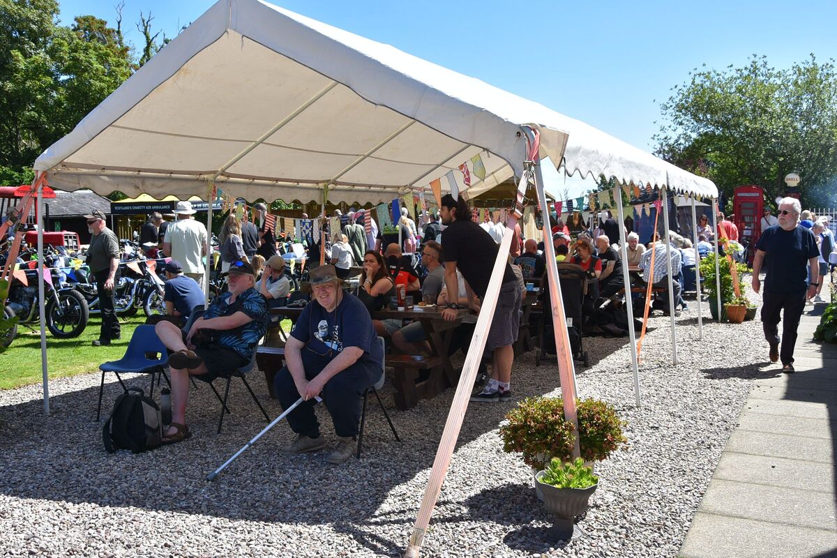 Visitors were able to enjoy drinks and lunch from Cafe Rosaburn or burgers and hot dogs from the outdoor barbecue. Visitors were able to enjoy drinks and lunch from Cafe Rosaburn or burgers and hot dogs from the outdoor barbecue.