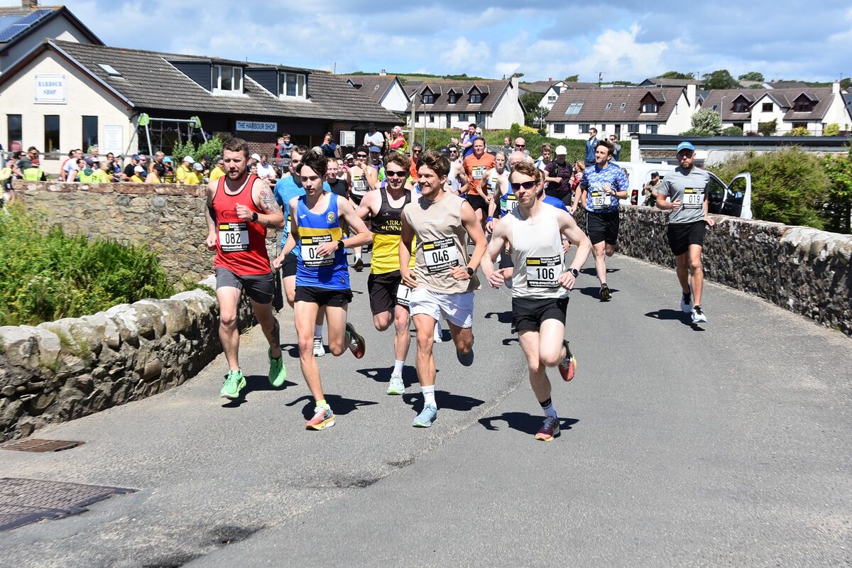 Runners set off from the Blackwaterfoot bridge.