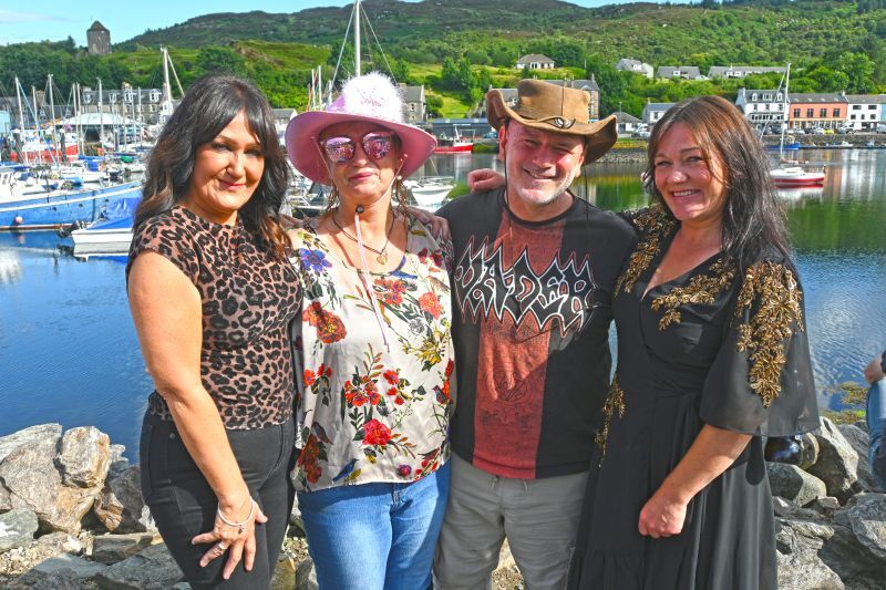NO A28TarbertSeafoodFestival13 25 Rachelle Emma Lyle Karen