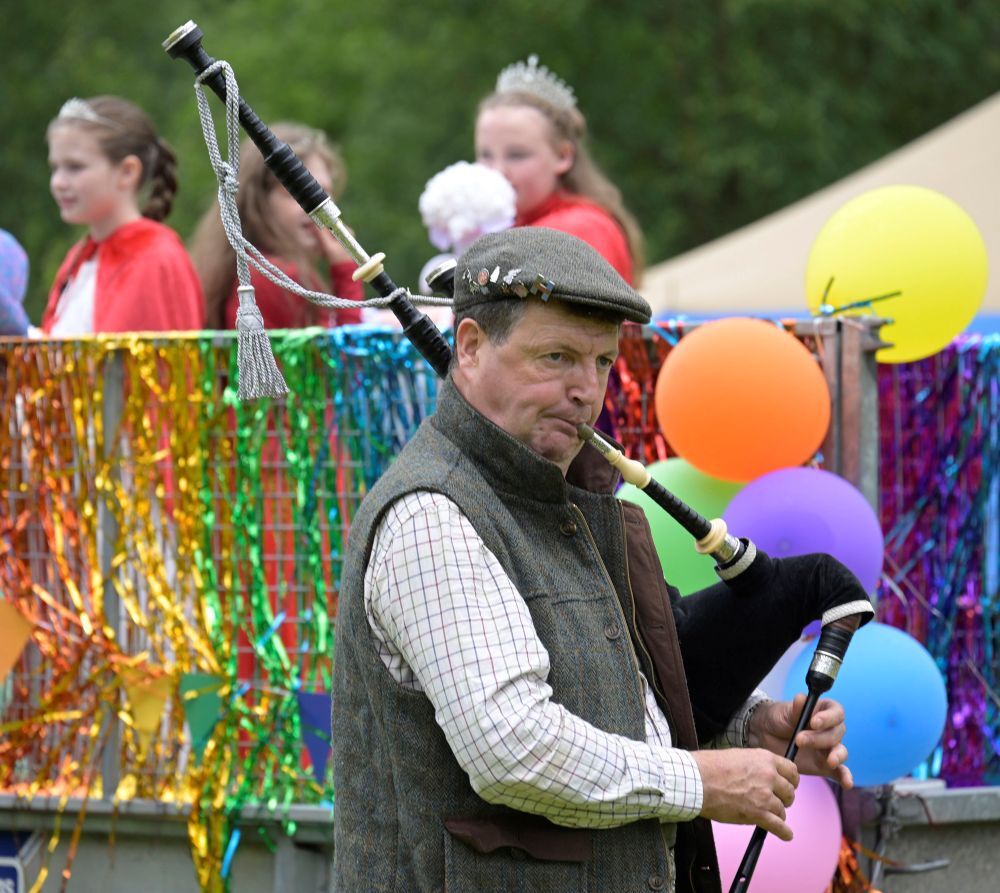 WEB NO F27 Kinlochleven Gala Day 26 Piping in the Queen IF