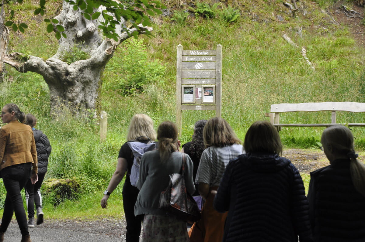 ow t27 Womens walk dunollie sign