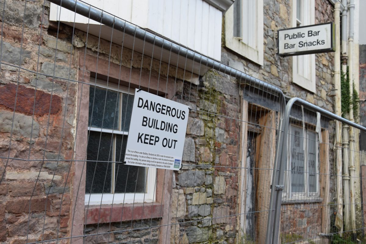 The Dangerous Buildings Notice remains in force at the former White Hart Hotel despite the property being put up for sale.