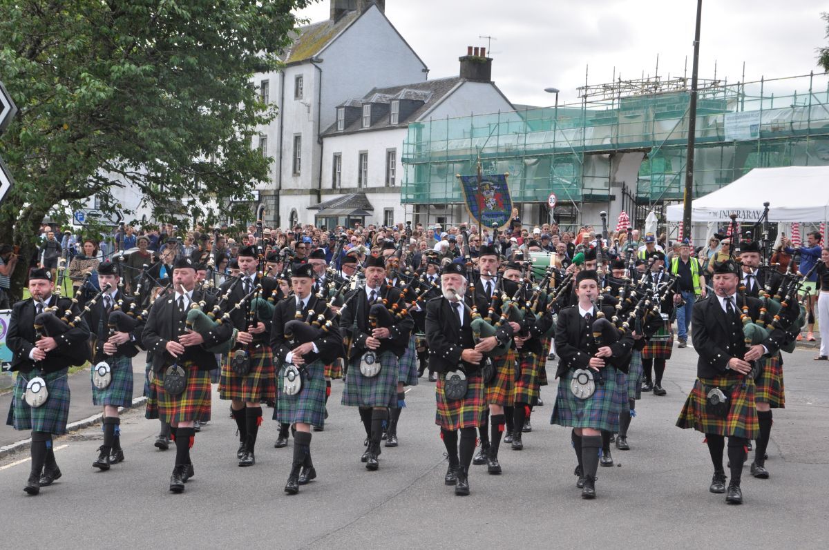 Hundreds gather for sunkissed Inveraray Highland Games