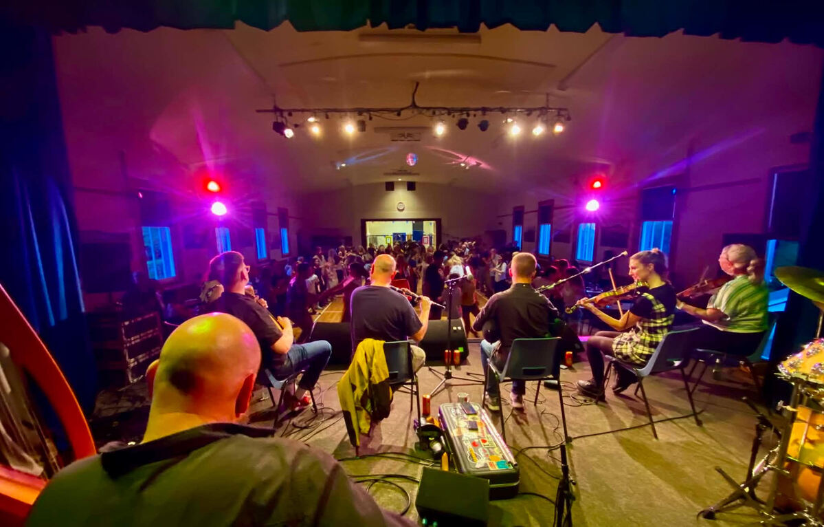 F&egrave;is Arainn&rsquo;s family ceilidh featured all of the tutors. Photograph: F&egrave;is Arainn.