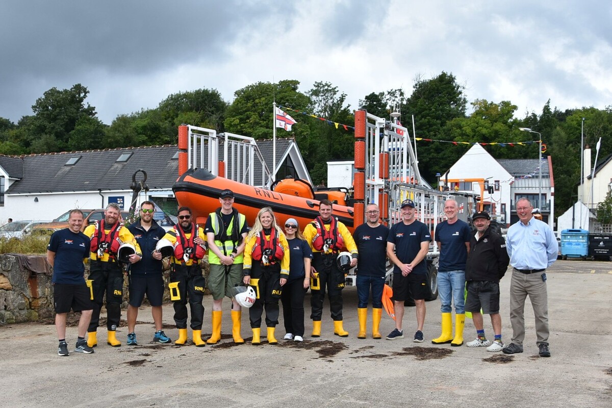 No B32RNLIsplash01 26 group photo