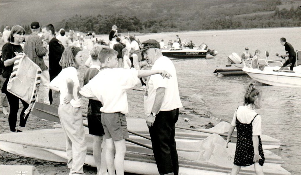 Billy Dickie briefs youngsters wanting to take part in the canoe race at Brodick’s annual beach barbecue and watersports day. Billy Dickie briefs youngsters wanting to take part in the canoe race at Brodick’s annual beach barbecue and watersports day.
