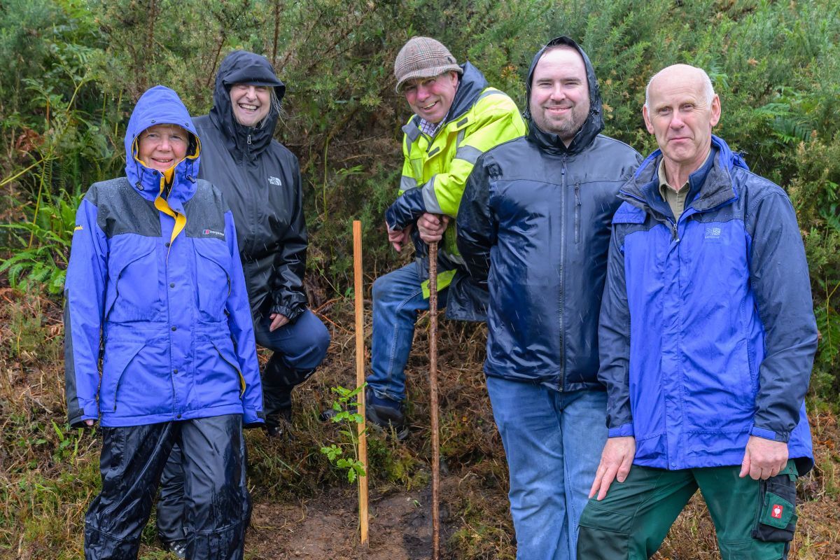 WEB NO F33 Donnie Maclennan Memorial Tree Catriona Maclennan Fiona Adams Alistair Gibson Sandy Maclennan David Maclennan PH WEB NO F33 Donnie Maclennan Memorial Tree Catriona Maclennan Fiona Adams Alistair Gibson Sandy Maclennan David Maclennan PH