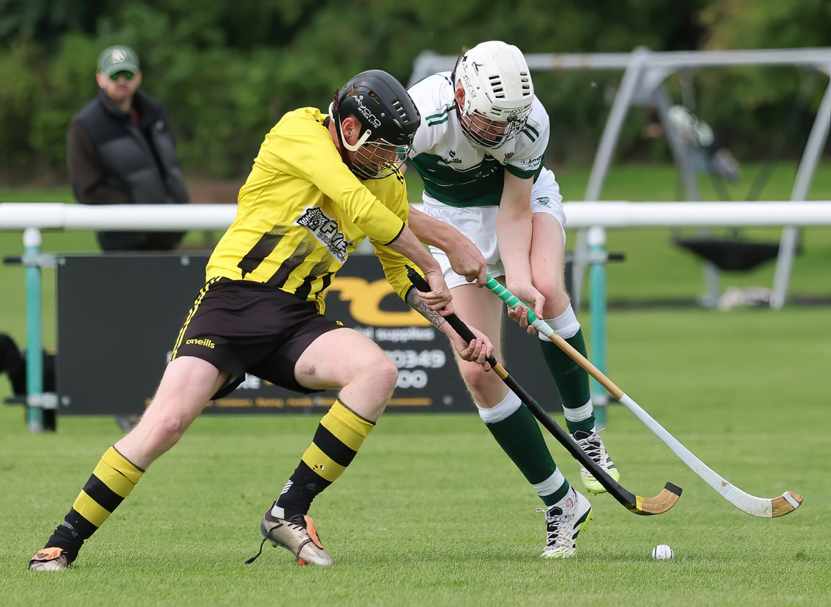 no sl t33 Alan Cameron (Inveraray) Iain Hunter (Beauly) battle for the ball no sl t33 Alan Cameron (Inveraray) Iain Hunter (Beauly) battle for the ball