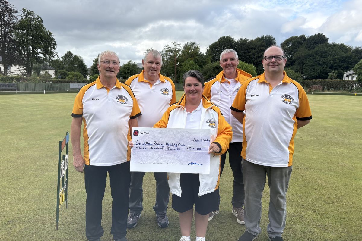 WEB NO F34 Fort William Bowling Club 26 Crown Vets cheque presentation WEB NO F34 Fort William Bowling Club 26 Crown Vets cheque presentation