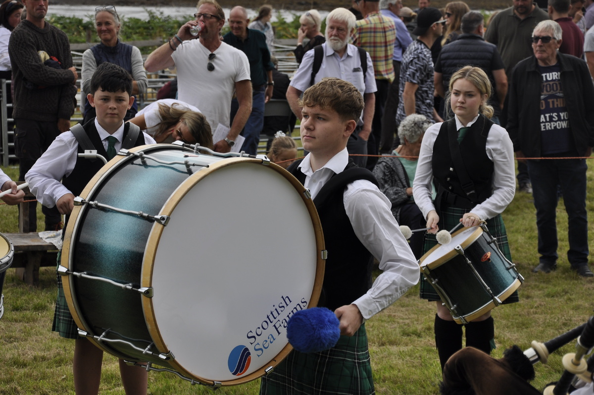 ow t34 tobermory high school pipe band at salen show