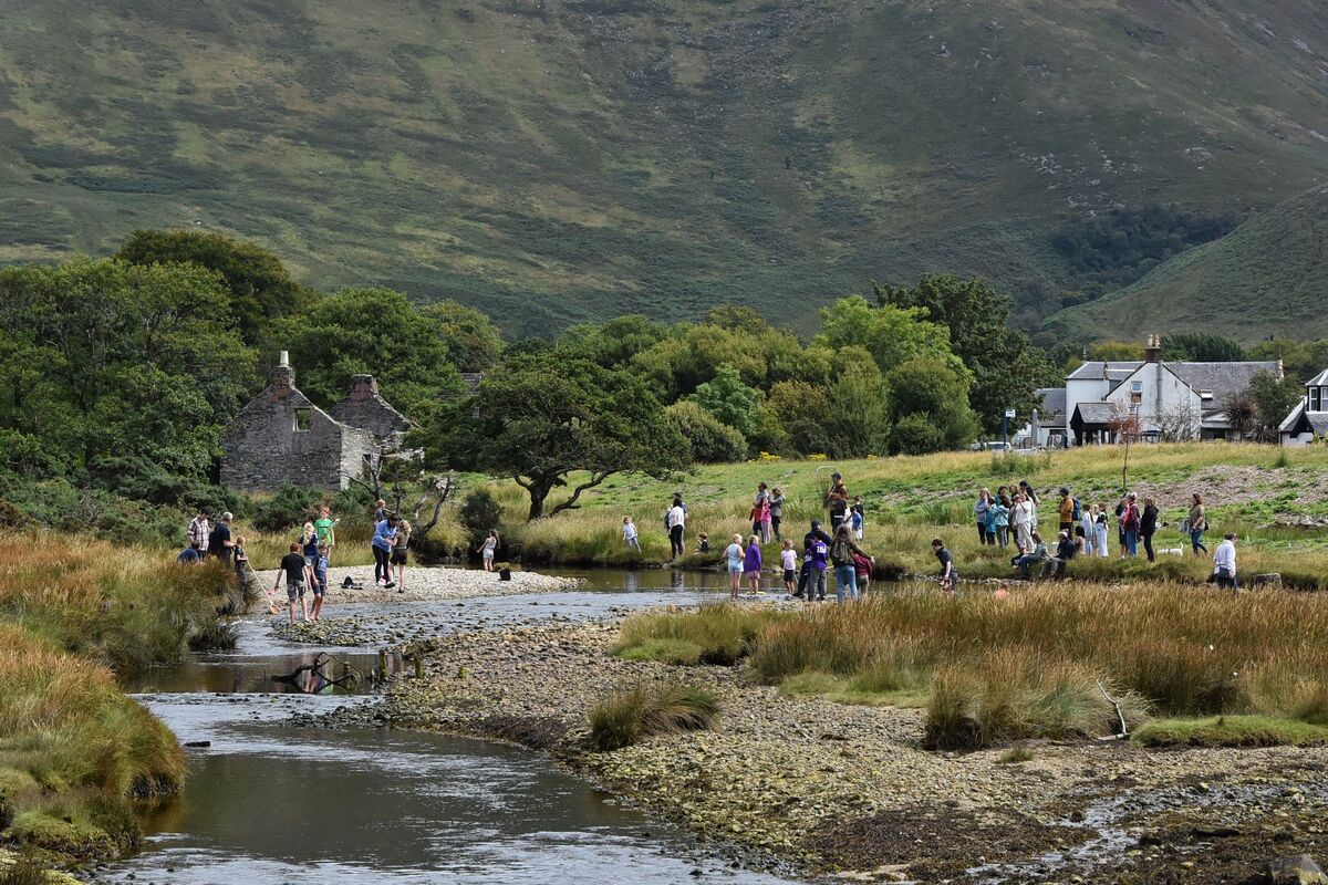 Parents and children enjoyed a number of activities at the Lochranza burn where they could get their feet wet. 