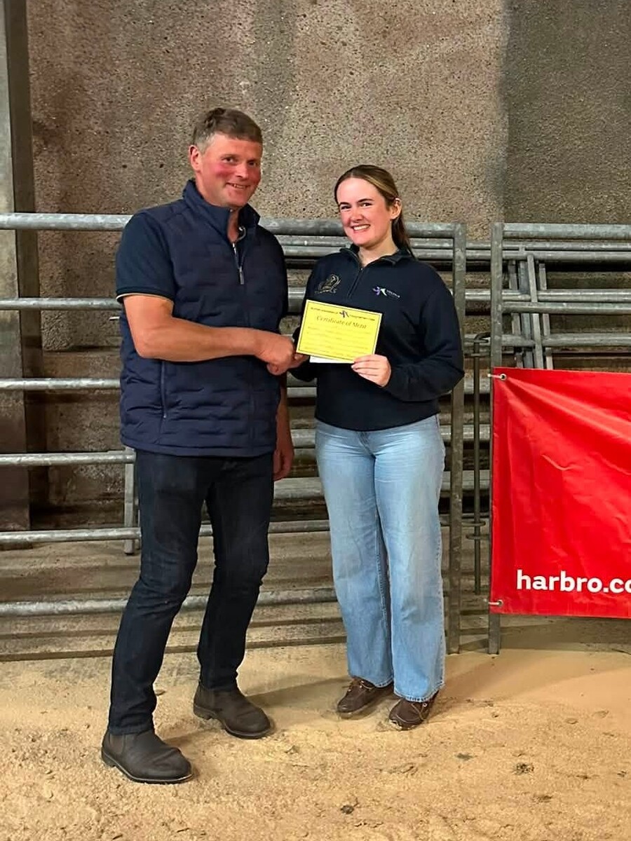 Gents’ third-place competitor Graeme Kerr receives his certificate from Heather Millar.