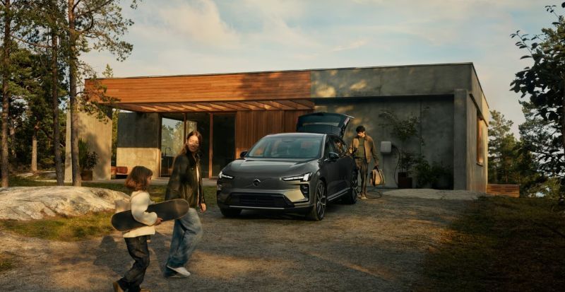 NR.ZZ.camerons05.26.wk34.volvo ex60 outside house