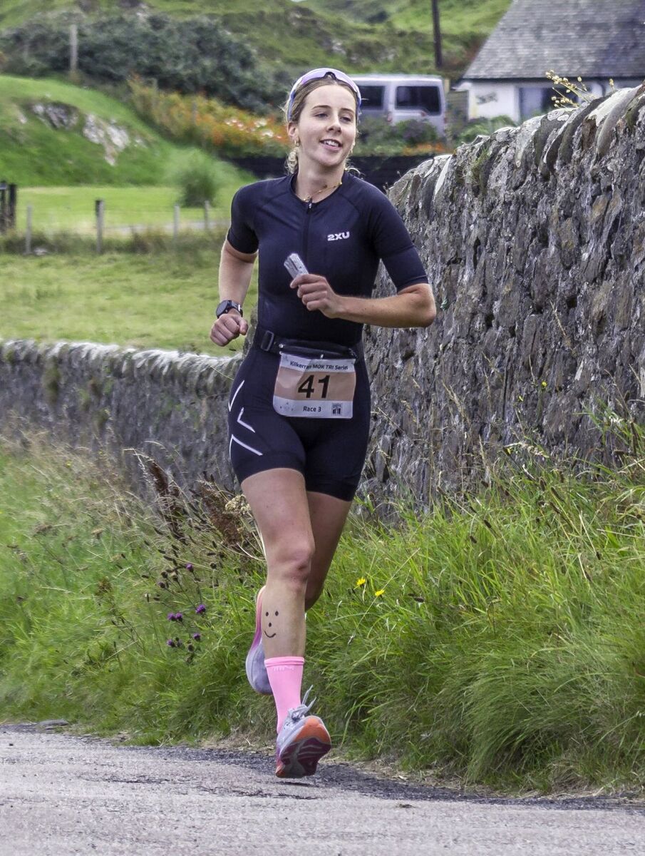 Eilidh Seaton powers to the women’s title. Photograph: John Coffield. 
