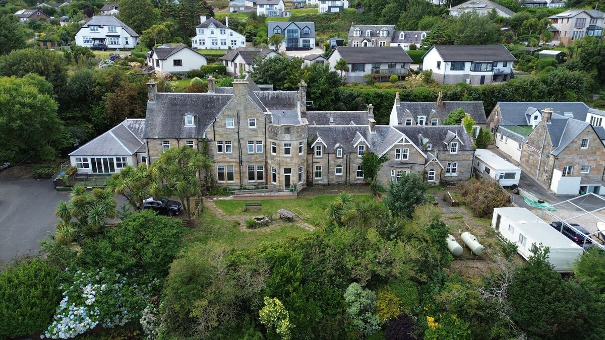 The attractive sandstone building dates back to around 1836 and has been unoccupied since 2022. 
