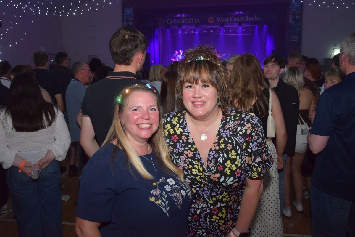 Tracy McArthur and Shell Strang sported some colourful headwear on Saturday night. 