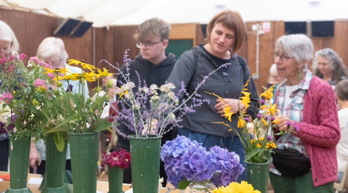 no t36 crowds enjoy the floral displays no t36 crowds enjoy the floral displays