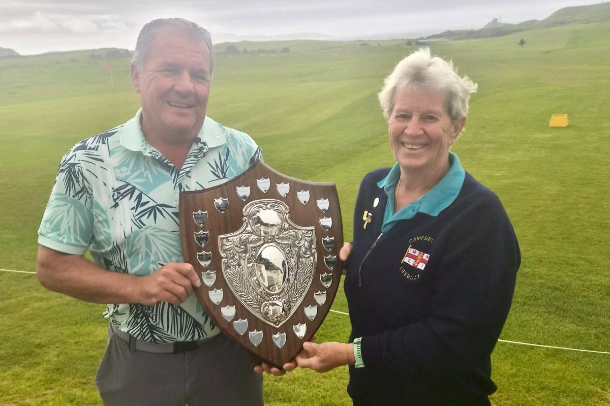 Golfers raise &pound;1,940 for RNLI at Dunaverty open