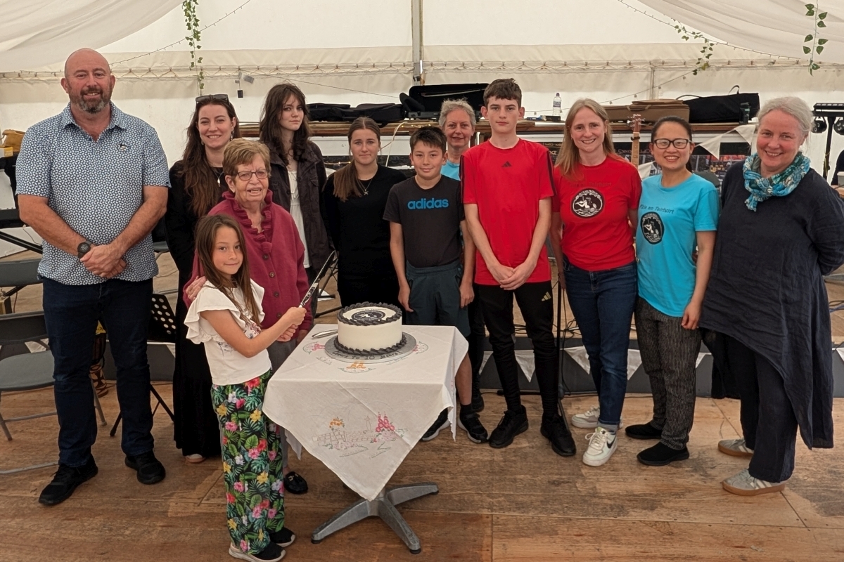 F&eacute;is an Tairbeirt pupils and tutors with the celebratory cake. Photograph: F&eacute;is an Tairbeirt