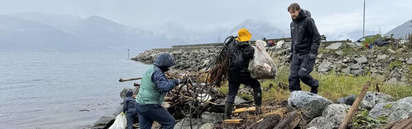 Seafood industry stages huge beach clean